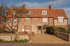 Twitchers Cottage, Titchwell: Pretty flint cottage set back from the road and 15-minutes from the beach
