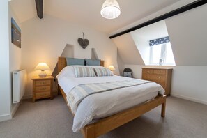 Twitchers Cottage, Titchwell: Master bedroom with king-size bed