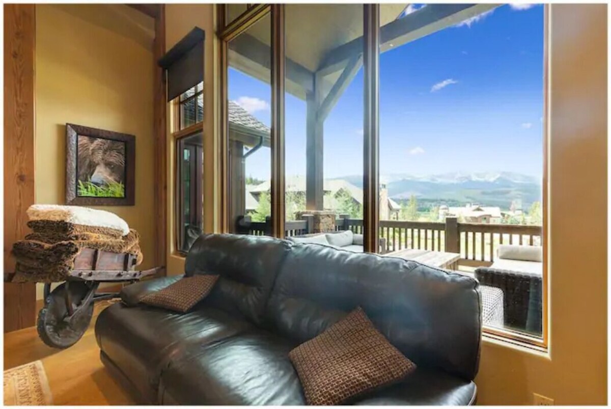 LUX MANSION W/ PANORAMIC VIEWS, CC SKI/GOLF @ DOORSTEP, OFFICE, SAUNA/STEAMROOM.