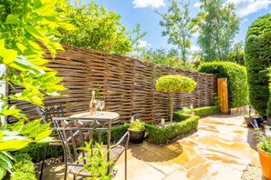 Pond Cottage, Docking: Front courtyard