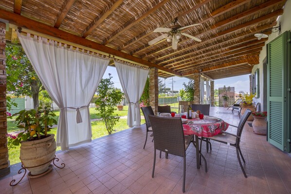 Le patio est un endroit idéal pour les repas en plein air.