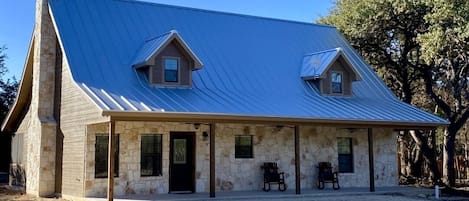 Heartrock - New 2021 rock Lodge only 2 minutes to the Frio River. Elegant, well designed on a quiet lane off River Road in the heart of Concan.