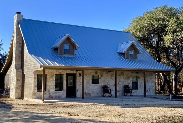 Heartrock - New 2021 rock Lodge only 2 minutes to the Frio River. Elegant, well designed on a quiet lane off River Road in the heart of Concan.