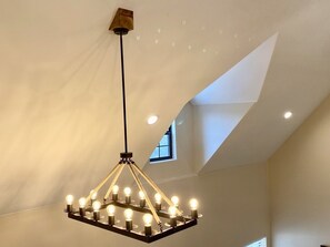 Heart Rock - Gorgeous skylights, lighting, vaulted ceilings, upscale furnishings.