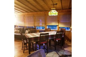 big family room, table sits 10 guests