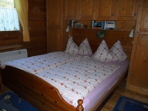 Schlafzimmer mit Doppelbett