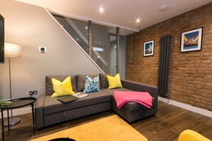 ''An immaculate property, stylishly designed and cleverly laid out, to make the very best use of the limited space. I'd recommend it unreservedly. It's the best Airbnb I've ever stayed in &amp; great value.''

Pip