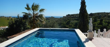 Pool mit Blick auf Umgebung und Mittelmeer.