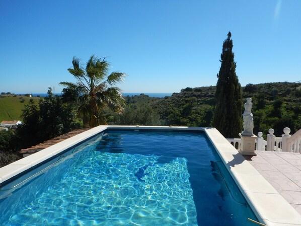 Pool mit Blick auf Umgebung und Mittelmeer.