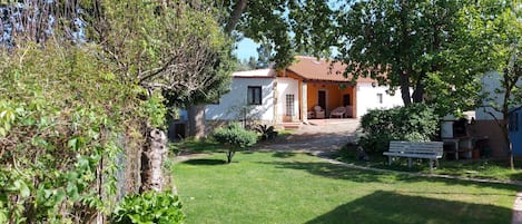 Guests House - view from the garden/Casa de Hóspedes - vista do jardim