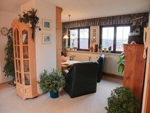 Wohnzimmer mit Panoramablick auf den Ort und in die Landschaft