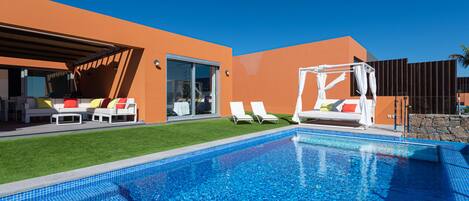 Single storey chalet with swimming pool in Salobre Golf