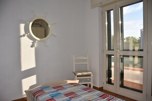 Kleines Schlafzimmer mit Blick auf eigenen Balkon