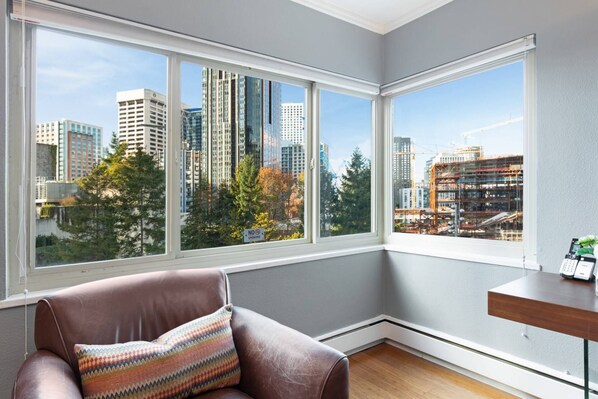 Seattle skyline and peek-a-boo sunset views and a wonderful leather chair!