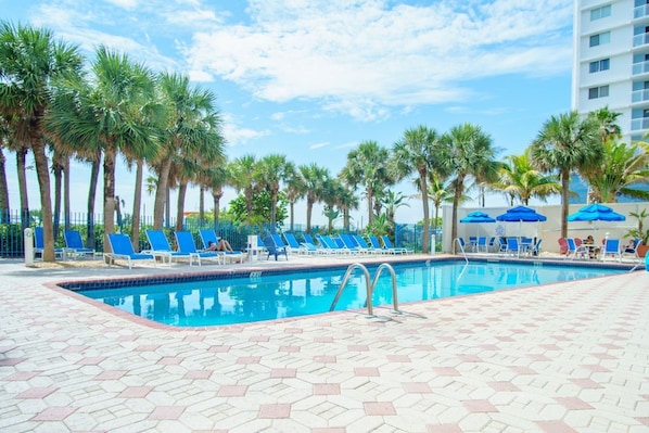 Huge swimming pool, there’s enough room for the whole party!