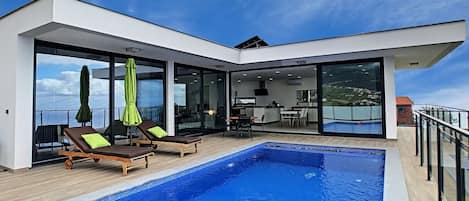 This modern villa, thoughtfully designed with a pool and breathtaking ocean view, offers the convenience of single-level living without stairs, ensuring comfort and easy access. #calheta #arcodacalheta #pool #oceanview