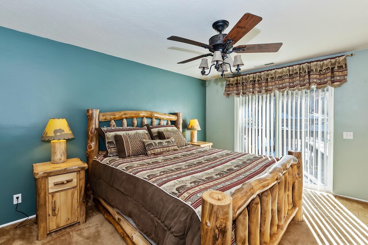 Mountain Hideaway by Destination Big Bear : Cozy Cabin! Game room! Foosball! Gas Grill!