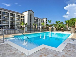 Pool at Alerio