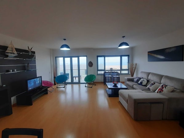 Salon avec balcon et vue sur mer