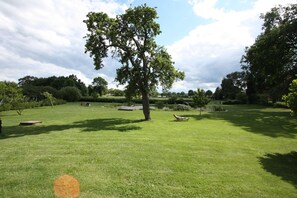 Garten. Liegewiese mit natürlich geklärtem Schwimmteich