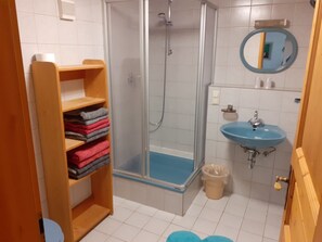 Ferienwohnung 1, 1-2 Personen, 38 qm, Dusche/WC, Balkon, TV,  Wohnschlafzimmer