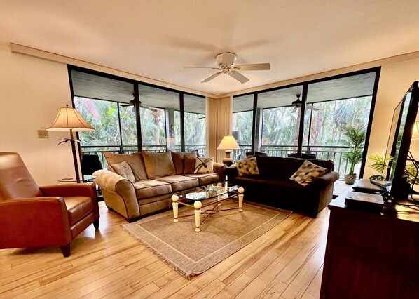 Enjoy beautiful palm fronds surrounding the lanai!