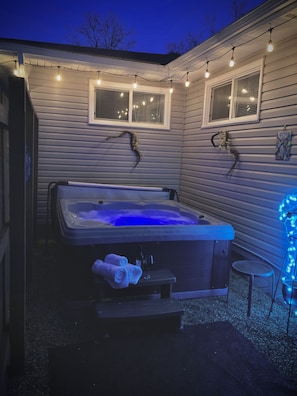 RELAX under the stars.... Private 6 person hot tub w/spa lounger massage