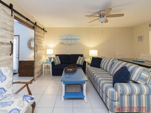 Tarpon Run 35 - Living Room