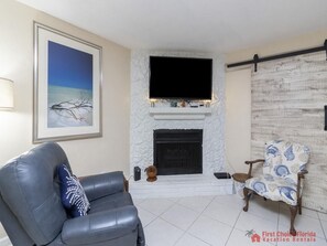 Tarpon Run 35 - Living Room