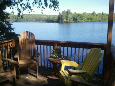 Charming Authentic Family Cottage on Lake