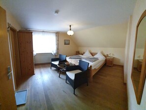 Doppelzimmer "Hofblick 1" 15qm-Pension Bergfrieden, Familie Voss - Schmallenberg-Mittelsorpe - Wohnbeispiel