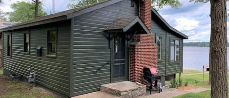 Easy entrance with grill located right outside. 