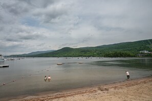 Plage privée lac Tremblant avec couloirs de nage en eau libre.