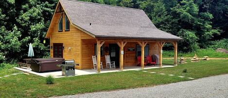 Enjoy our cabin in the woods--minutes from downtown Ohiopyle but still remote!