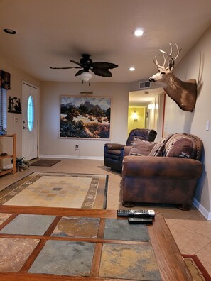 Spacious Living Room - 2 oversized sofas elect. fireplace, recliner & TV