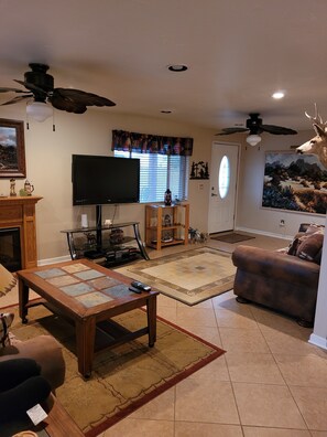 Spacious Living Room - 2 oversized sofas elect. fireplace, recliner & TV