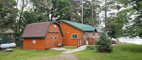 Exterior view of cabin from the parking area.