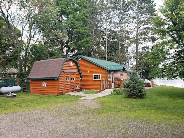 Exterior view of cabin from the parking area.