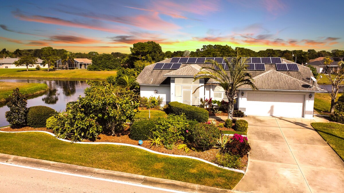 Beautiful home located on 2 canals with enclosed pool. Only 10 min to 3 beaches.