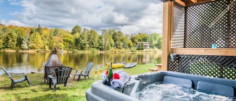 spa extérieur avec une vue magnifique sur la rivière FONCTIONNEL A L'ANNÉE
