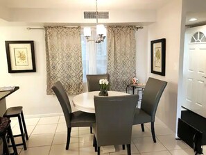 Breakfast bar with stools or table for 4 