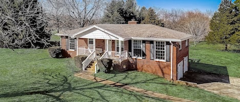 Cute Cottage on an acre of peaceful-ness