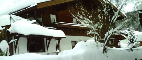 Außenseite Ferienhaus [Winter]