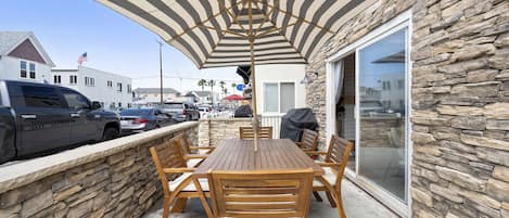 Great patio with BBQ, 6 person dining table and plenty of space!

