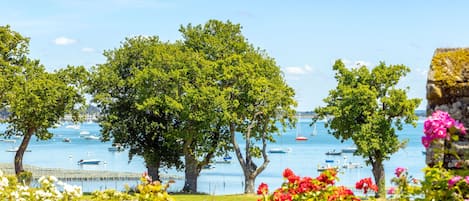 Vue sur la mer depuis le jardin
