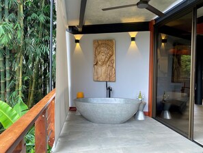 Monkitail Retreat (203) - Outdoor Bathtub
