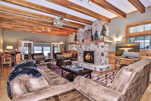 Large Livingroom with gas fireplace 
