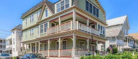 The house is one block in from the beach. Beach passes provided.