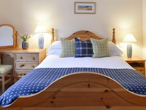 Relaxing double bedroom | Cluny, Aberfeldy