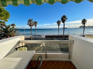 terrasse  et  vue  de l appartement 